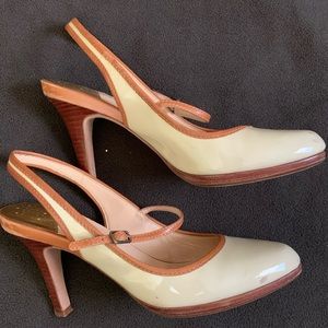 Mary Jane Pump Shoes in cream color patent leather and cognac leather trim